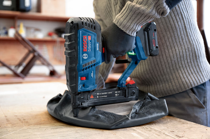 BOSCH Akku-Holzklammerer GTH 18V-38 M