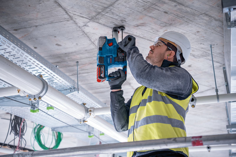 BOSCH Akku-Bohrhammer mit SDS plus GBH 18V-22, 2 x Akku GBA 18V 4.0Ah in L-BOXX 136