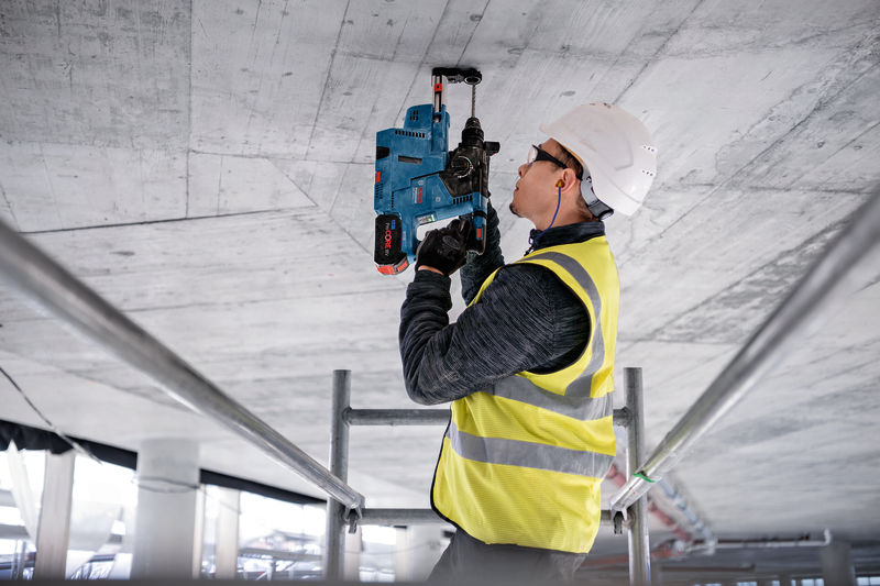 BOSCH Akku-Bohrhammer GBH 18V-24 C mit Zusatzhandgriff in L-BOXX