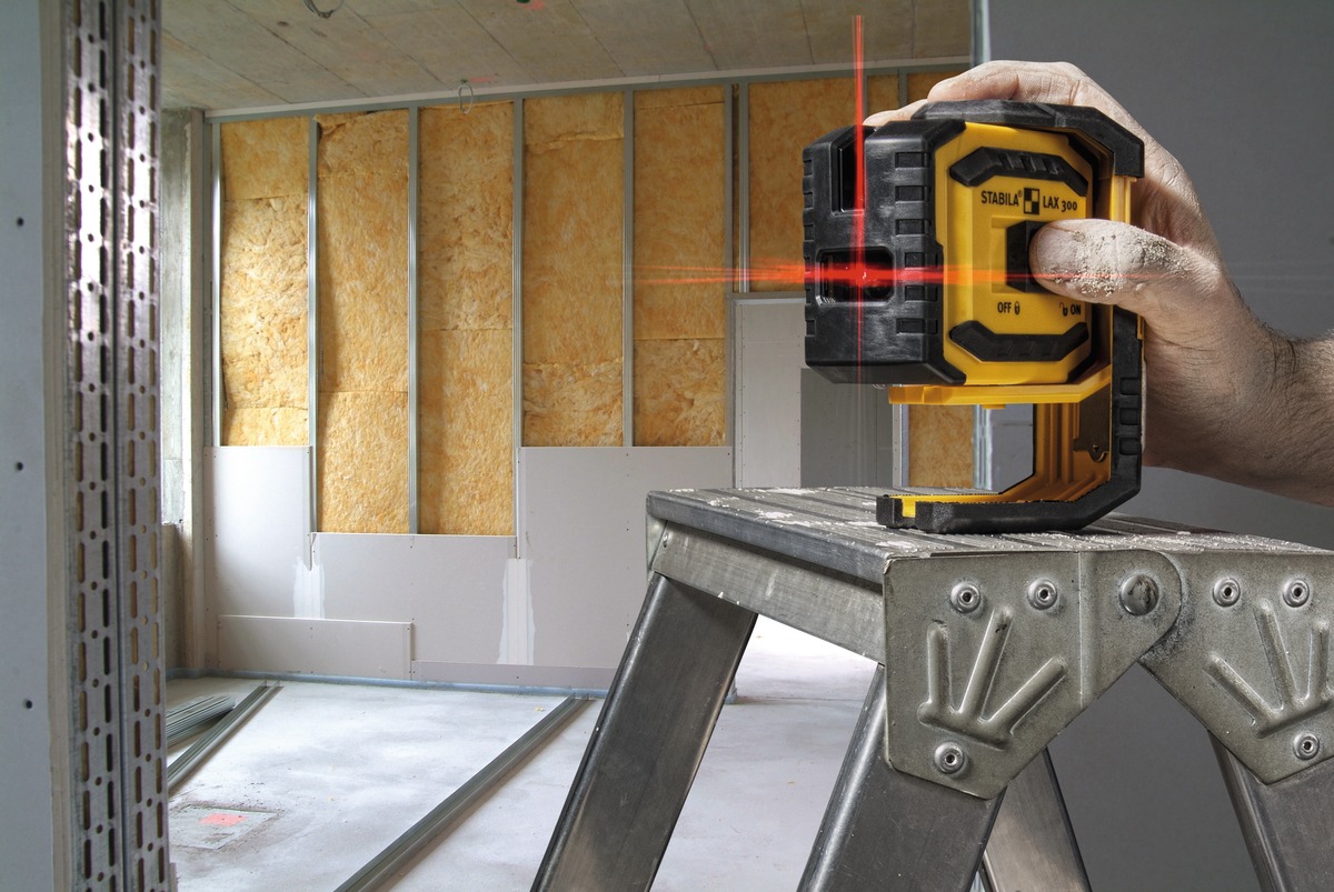 STABILA Kreuzlinienlaser LAX 300, 5-teiliges Set, selbstnivellierend, scharfe Laser-Linien mit Lotpunkten, Reichweite bis 20 m, Schutzklasse IP 54, inklusive Teleskopstange LT 30