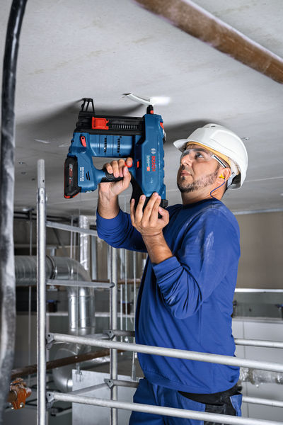 BOSCH Akku-Nagler GNB 18V-40, 2 x Akku ProCORE18V 4.0Ah