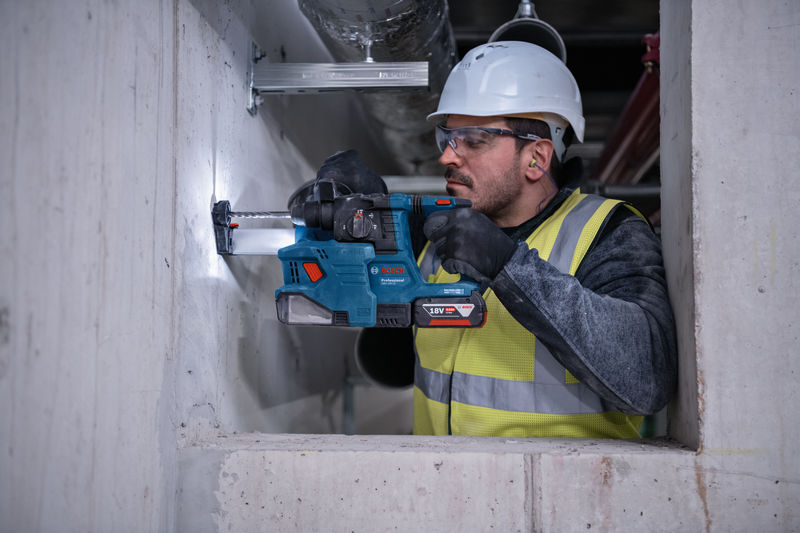 BOSCH Akku-Bohrhammer mit SDS plus GBH 18V-22, 2 x Akku GBA 18V 4.0Ah in L-BOXX 238
