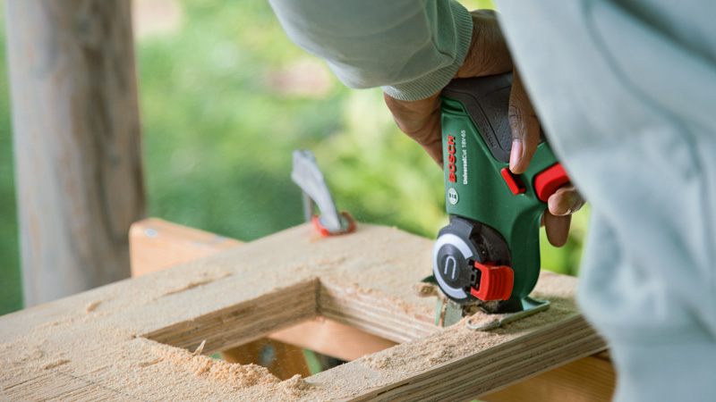 BOSCH Akku-Säge mit NanoBlade-Technologie UniversalCut 18V-65, Ladegerät AL 18V-20