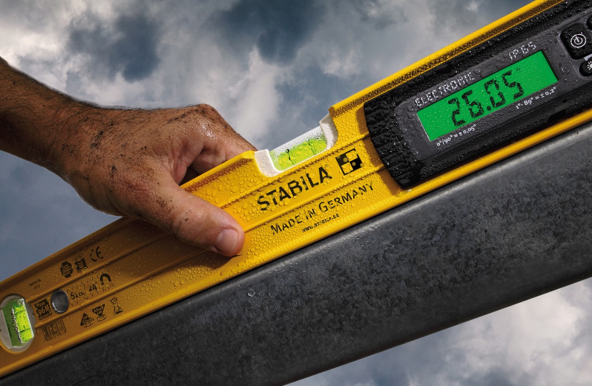 STABILA Elektronische Magnet-Wasserwaage TECH 196 M, 61 cm, 2 Digital-Displays, Messbereich: 0° – 360° (4 x 90°), Anzeige-Modi: °, %, mm/m, in/ft, Schutzklasse IP 65, Seltenerd-Magnetsystem, Tasche