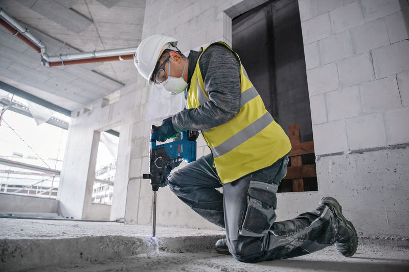 BOSCH Akku-Bohrhammer GBH 18V-24 C mit Zusatzhandgriff in L-BOXX