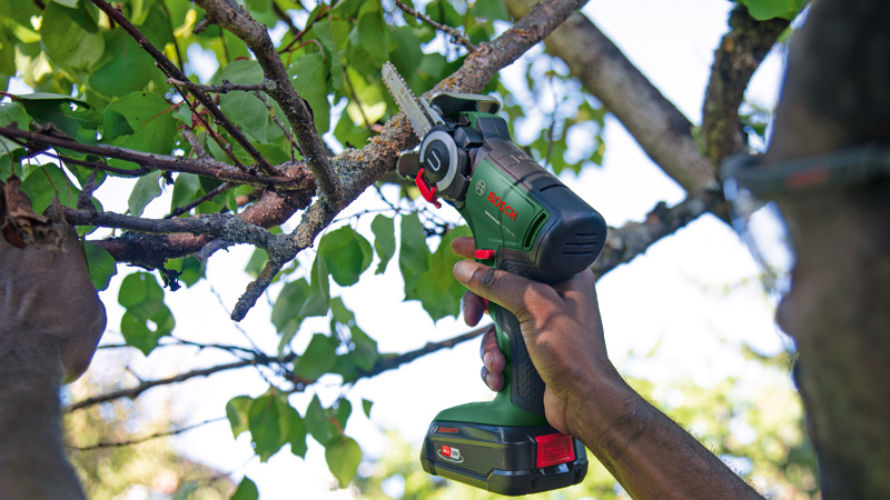 BOSCH Akku-Säge mit NanoBlade-Technologie UniversalCut 18V-65, Ladegerät AL 18V-20 BOSCH Akku-Säge mit NanoBlade-Technologie UniversalCut 18V-65, Ladegerät AL 18V-20