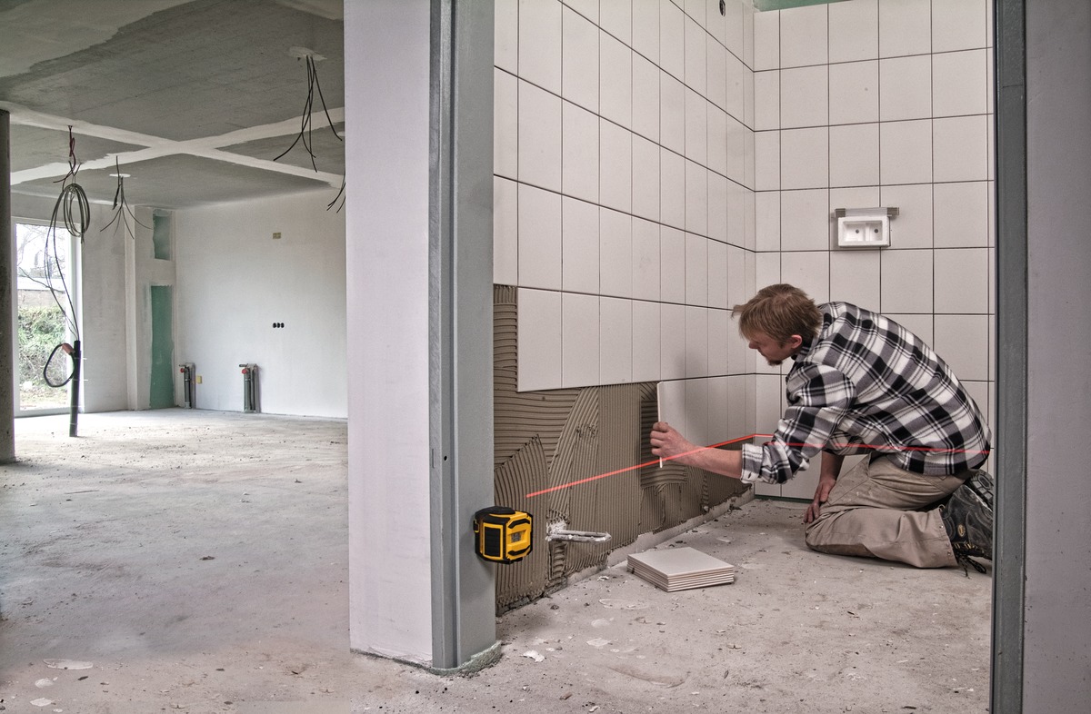 STABILA Kreuzlinienlaser LAX 300, 5-teiliges Set, selbstnivellierend, scharfe Laser-Linien mit Lotpunkten, Reichweite bis 20 m, Schutzklasse IP 54, inklusive Teleskopstange LT 30 STABILA Kreuzlinienlaser LAX 300, 5-teiliges Set, selbstnivellierend, scharfe Laser-Linien mit Lotpunkten, Reichweite bis 20 m, Schutzklasse IP 54, inklusive Teleskopstange LT 30