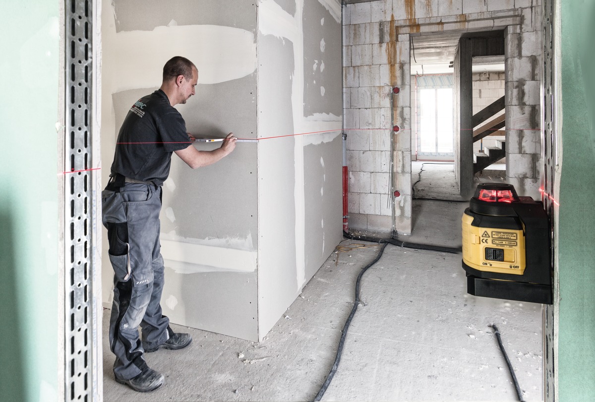 STABILA Kreuzlinienlaser LAX 400, selbstnivellierend, 360°-Horizontal-Linie, 2 Vertikal-Linien, Lotfunktion, Reichweite (sichtbare Linie): 20 m, Laser-Teleskopstütze, Tragekoffer