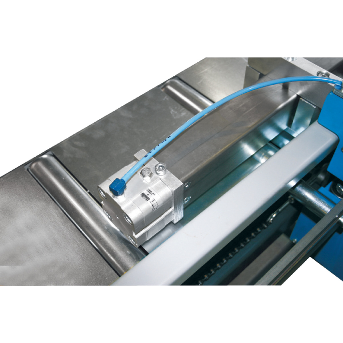 METALLKRAFT Erweiterung des Rollen- und Messbahnsystems MRB Standard für effektiveres und zeitsparendes Arbeiten Pneumatischer Armrückzug