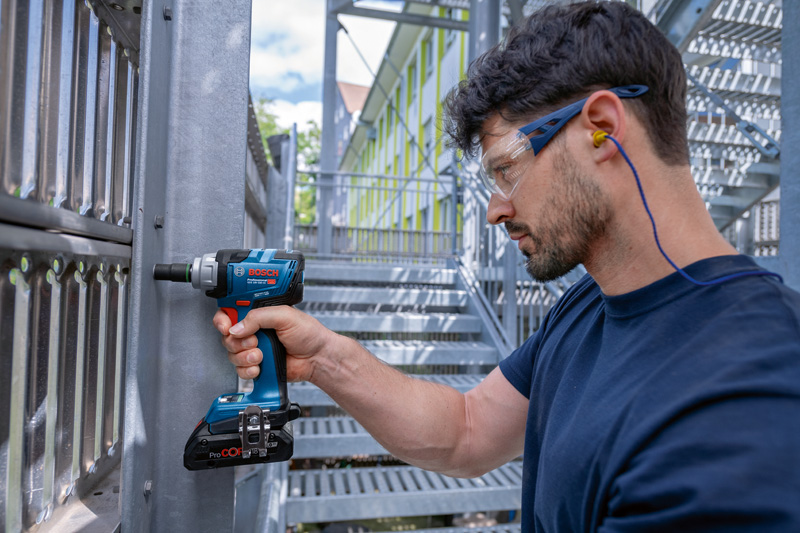 BOSCH Akku-Drehschlagschrauber GDS 18V-330 + GCY 42 Professional in L-BOXX