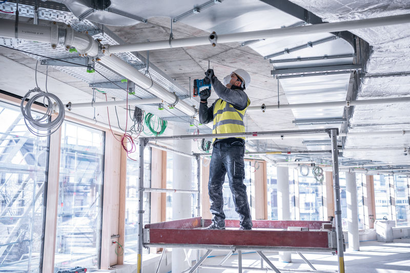 BOSCH Akku-Bohrhammer mit SDS plus GBH 18V-22, 2 x Akku GBA 18V 4.0Ah in L-BOXX 136