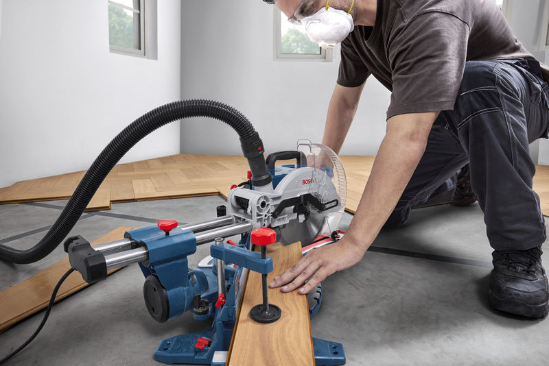 BOSCH Kapp- und Gehrungssäge GCM305-216S