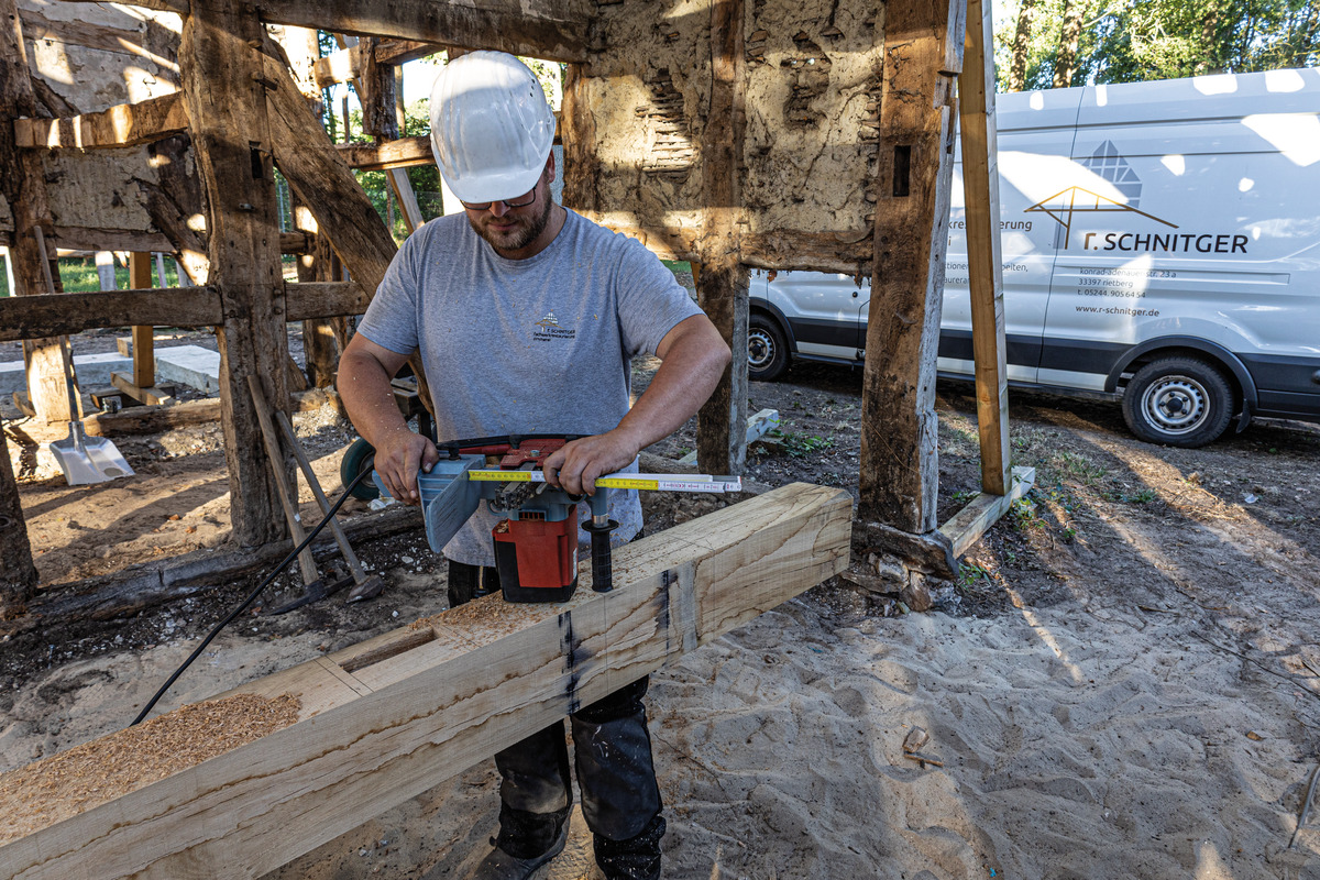 STABILA Zollstock Type 1607, 2 m, weiß, metrische Skala, hochwertiger Meterstab aus PEFC-zertifiziertem Holz, umschließende Gelenkplatten